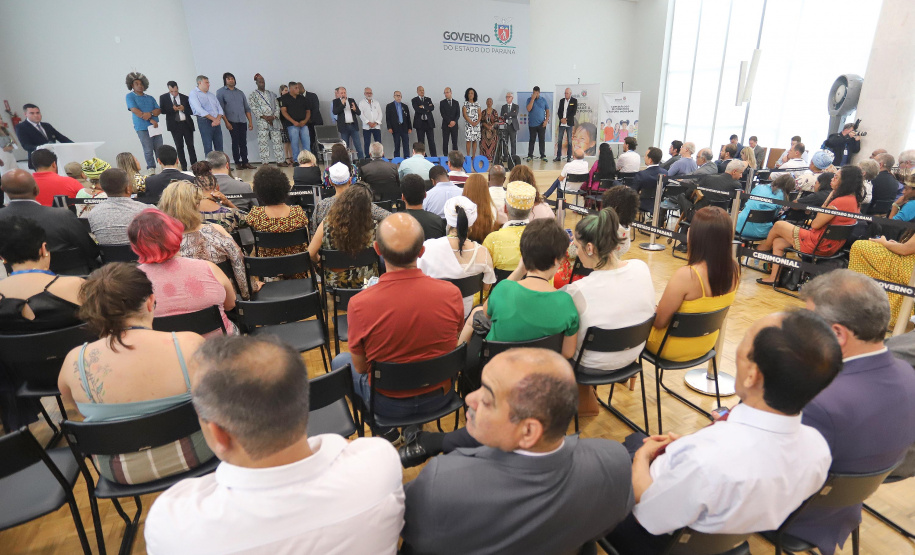 A Superintendência Geral de Diálogo e Interação Social do Governo do Estado (Sudis) lança nesta quinta-feira (30), às 14h, o Grupo de Trabalho dos Povos e Comunidades Tradicionais do Paraná. Presentes: o superintendente de Diálogo e Integração Social, Mauro Rockenbach; secretários: de Desenvolvimento Urbano, João Carlos Ortega; de Justiça, Família e Trabalho, Ney Leprevost; entre outros.
Curitiba, 30-01-20.
Foto: Arnaldo Alves / AEN.