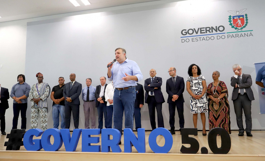 A Superintendência Geral de Diálogo e Interação Social do Governo do Estado (Sudis) lança nesta quinta-feira (30), às 14h, o Grupo de Trabalho dos Povos e Comunidades Tradicionais do Paraná. Presentes: o superintendente de Diálogo e Integração Social, Mauro Rockenbach; secretários: de Desenvolvimento Urbano, João Carlos Ortega; de Justiça, Família e Trabalho, Ney Leprevost; entre outros.
Curitiba, 30-01-20.
Foto: Arnaldo Alves / AEN.