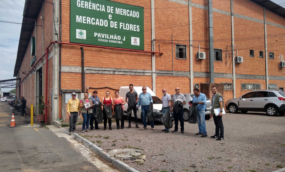 A Ceasa Curitiba realizou nesta semana mais uma etapa da campanha para eliminar criadouros do mosquito da dengue. As medidas preventivas começaram com a limpeza e retirada de entulhos, e de calhas do entorno do Mercado de Flores da unidade. Foto: Ceasa