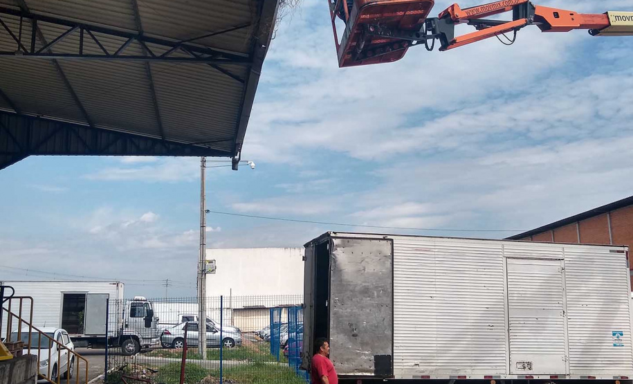 A Ceasa Curitiba realizou nesta semana mais uma etapa da campanha para eliminar criadouros do mosquito da dengue. As medidas preventivas começaram com a limpeza e retirada de entulhos, e de calhas do entorno do Mercado de Flores da unidade. Foto: Ceasa