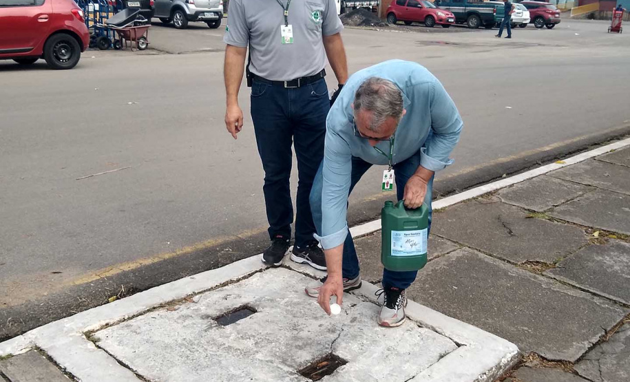 A Ceasa Curitiba realizou nesta semana mais uma etapa da campanha para eliminar criadouros do mosquito da dengue. As medidas preventivas começaram com a limpeza e retirada de entulhos, e de calhas do entorno do Mercado de Flores da unidade. Foto: Ceasa