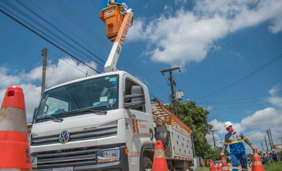 Cerca de 100 profissionais, entre inspetores e técnicos da Copel, farão uma maratona de limpeza na rede de energia na capital paranaense neste sábado (01). O objetivo é promover poda de galhos de árvores que estejam muito próximos aos fios. Foto: Copel