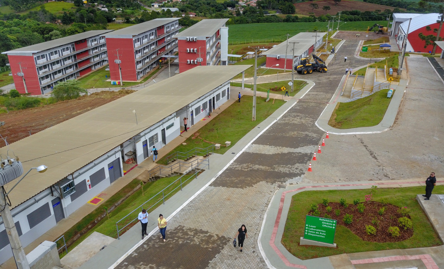 O governador Carlos Massa Ratinho Junior inaugurou nesta sexta-feira (31) a primeira escola técnica de operação florestal do Brasil, em Ortigueira, nos Campos Gerais. O Centro Estadual de Educação Profissional Florestal e Agrícola é fruto de uma parceria entre o Governo do Estado, a Klabin e a prefeitura. O investimento total foi de R$ 35 milhões, sendo R$ 12 milhões repassados pela Secretaria da Educação e do Esporte. Foto: José Fernando Ogura/AEN