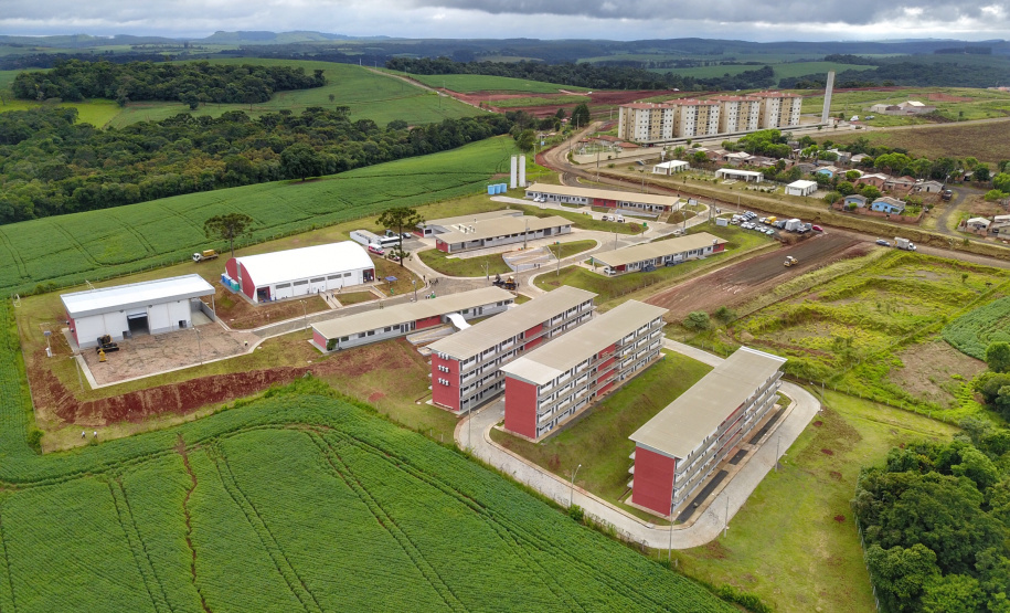 O governador Carlos Massa Ratinho Junior inaugurou nesta sexta-feira (31) a primeira escola técnica de operação florestal do Brasil, em Ortigueira, nos Campos Gerais. O Centro Estadual de Educação Profissional Florestal e Agrícola é fruto de uma parceria entre o Governo do Estado, a Klabin e a prefeitura. O investimento total foi de R$ 35 milhões, sendo R$ 12 milhões repassados pela Secretaria da Educação e do Esporte. Foto: José Fernando Ogura/AEN