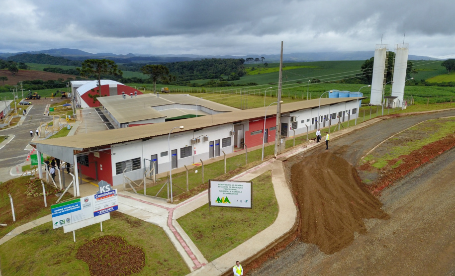 O governador Carlos Massa Ratinho Junior inaugurou nesta sexta-feira (31) a primeira escola técnica de operação florestal do Brasil, em Ortigueira, nos Campos Gerais. O Centro Estadual de Educação Profissional Florestal e Agrícola é fruto de uma parceria entre o Governo do Estado, a Klabin e a prefeitura. O investimento total foi de R$ 35 milhões, sendo R$ 12 milhões repassados pela Secretaria da Educação e do Esporte. Foto: José Fernando Ogura/AEN