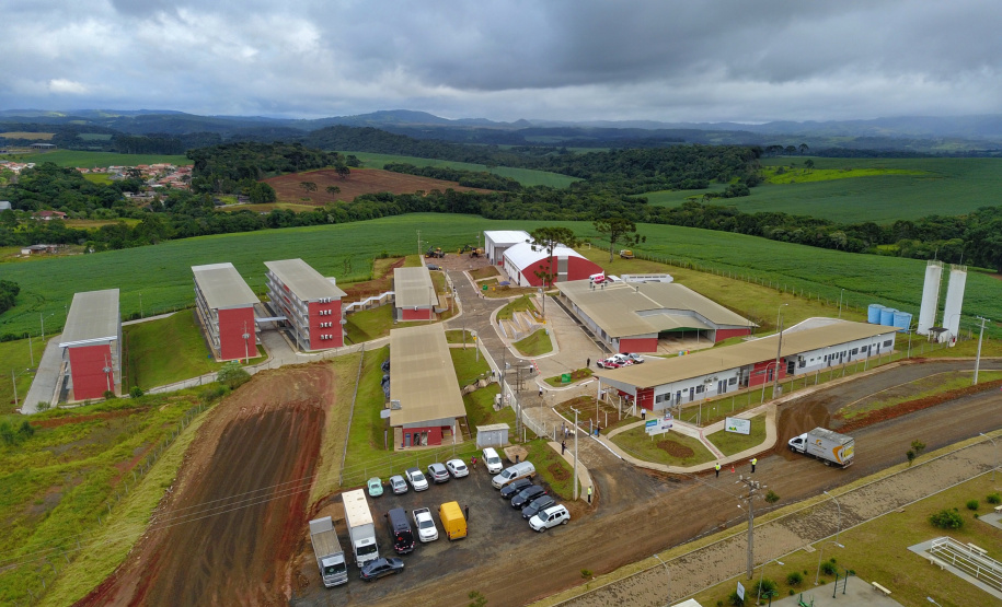 O governador Carlos Massa Ratinho Junior inaugurou nesta sexta-feira (31) a primeira escola técnica de operação florestal do Brasil, em Ortigueira, nos Campos Gerais. O Centro Estadual de Educação Profissional Florestal e Agrícola é fruto de uma parceria entre o Governo do Estado, a Klabin e a prefeitura. O investimento total foi de R$ 35 milhões, sendo R$ 12 milhões repassados pela Secretaria da Educação e do Esporte. Foto: José Fernando Ogura/AEN