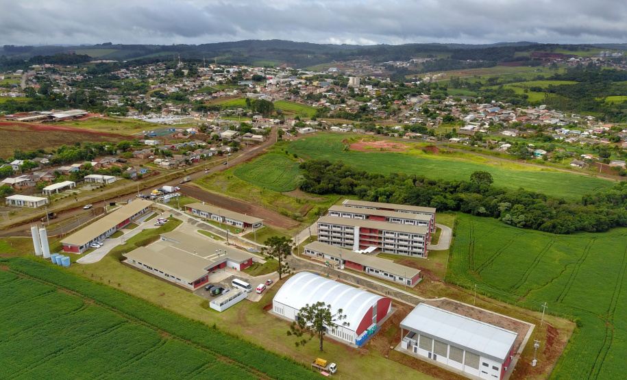 O governador Carlos Massa Ratinho Junior inaugurou nesta sexta-feira (31) a primeira escola técnica de operação florestal do Brasil, em Ortigueira, nos Campos Gerais. O Centro Estadual de Educação Profissional Florestal e Agrícola é fruto de uma parceria entre o Governo do Estado, a Klabin e a prefeitura. O investimento total foi de R$ 35 milhões, sendo R$ 12 milhões repassados pela Secretaria da Educação e do Esporte. Foto: José Fernando Ogura/AEN