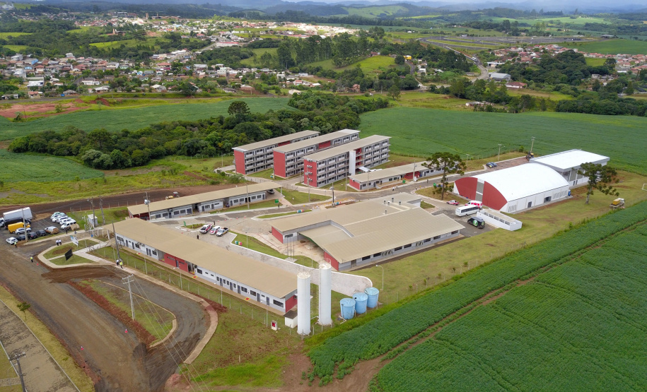 O governador Carlos Massa Ratinho Junior inaugurou nesta sexta-feira (31) a primeira escola técnica de operação florestal do Brasil, em Ortigueira, nos Campos Gerais. O Centro Estadual de Educação Profissional Florestal e Agrícola é fruto de uma parceria entre o Governo do Estado, a Klabin e a prefeitura. O investimento total foi de R$ 35 milhões, sendo R$ 12 milhões repassados pela Secretaria da Educação e do Esporte. Foto: José Fernando Ogura/AEN