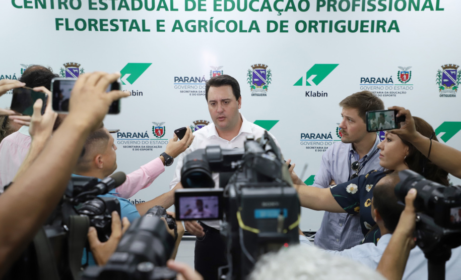 O governador Carlos Massa Ratinho Junior inaugurou nesta sexta-feira (31) a primeira escola técnica de operação florestal do Brasil, em Ortigueira, nos Campos Gerais. O Centro Estadual de Educação Profissional Florestal e Agrícola é fruto de uma parceria entre o Governo do Estado, a Klabin e a prefeitura. O investimento total foi de R$ 35 milhões, sendo R$ 12 milhões repassados pela Secretaria da Educação e do Esporte. Foto: José Fernando Ogura/AEN