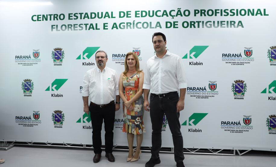 O governador Carlos Massa Ratinho Junior inaugurou nesta sexta-feira (31) a primeira escola técnica de operação florestal do Brasil, em Ortigueira, nos Campos Gerais. O Centro Estadual de Educação Profissional Florestal e Agrícola é fruto de uma parceria entre o Governo do Estado, a Klabin e a prefeitura. O investimento total foi de R$ 35 milhões, sendo R$ 12 milhões repassados pela Secretaria da Educação e do Esporte. Foto: José Fernando Ogura/AEN