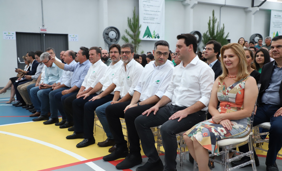 O governador Carlos Massa Ratinho Junior inaugurou nesta sexta-feira (31) a primeira escola técnica de operação florestal do Brasil, em Ortigueira, nos Campos Gerais. O Centro Estadual de Educação Profissional Florestal e Agrícola é fruto de uma parceria entre o Governo do Estado, a Klabin e a prefeitura. O investimento total foi de R$ 35 milhões, sendo R$ 12 milhões repassados pela Secretaria da Educação e do Esporte. Foto: José Fernando Ogura/AEN