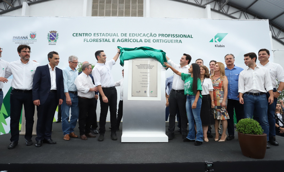 O governador Carlos Massa Ratinho Junior inaugurou nesta sexta-feira (31) a primeira escola técnica de operação florestal do Brasil, em Ortigueira, nos Campos Gerais. O Centro Estadual de Educação Profissional Florestal e Agrícola é fruto de uma parceria entre o Governo do Estado, a Klabin e a prefeitura. O investimento total foi de R$ 35 milhões, sendo R$ 12 milhões repassados pela Secretaria da Educação e do Esporte. Foto: José Fernando Ogura/AEN