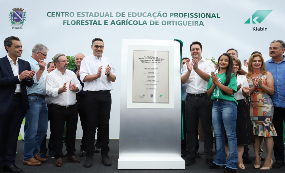 O governador Carlos Massa Ratinho Junior inaugurou nesta sexta-feira (31) a primeira escola técnica de operação florestal do Brasil, em Ortigueira, nos Campos Gerais. O Centro Estadual de Educação Profissional Florestal e Agrícola é fruto de uma parceria entre o Governo do Estado, a Klabin e a prefeitura. O investimento total foi de R$ 35 milhões, sendo R$ 12 milhões repassados pela Secretaria da Educação e do Esporte. Foto: José Fernando Ogura/AEN