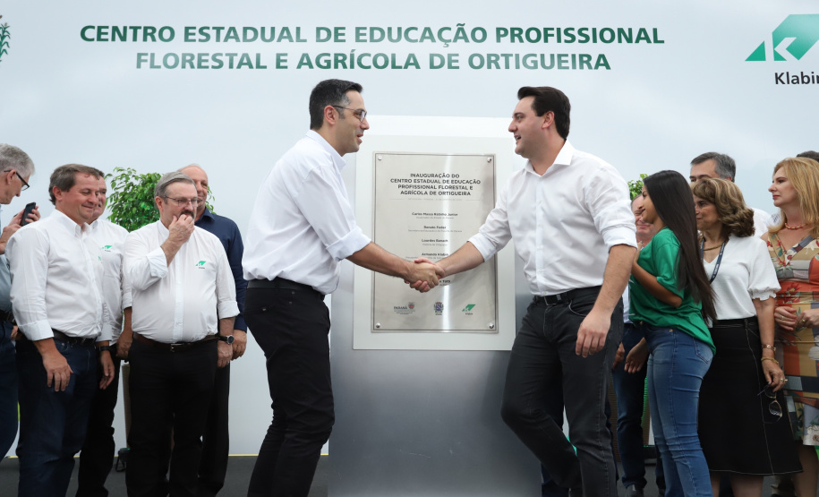 O governador Carlos Massa Ratinho Junior inaugurou nesta sexta-feira (31) a primeira escola técnica de operação florestal do Brasil, em Ortigueira, nos Campos Gerais. O Centro Estadual de Educação Profissional Florestal e Agrícola é fruto de uma parceria entre o Governo do Estado, a Klabin e a prefeitura. O investimento total foi de R$ 35 milhões, sendo R$ 12 milhões repassados pela Secretaria da Educação e do Esporte. Foto: José Fernando Ogura/AEN