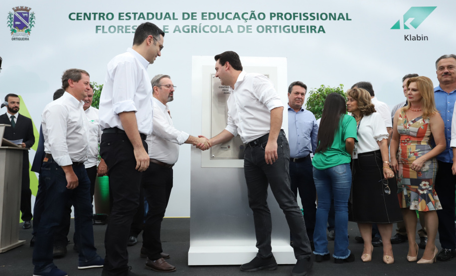 O governador Carlos Massa Ratinho Junior inaugurou nesta sexta-feira (31) a primeira escola técnica de operação florestal do Brasil, em Ortigueira, nos Campos Gerais. O Centro Estadual de Educação Profissional Florestal e Agrícola é fruto de uma parceria entre o Governo do Estado, a Klabin e a prefeitura. O investimento total foi de R$ 35 milhões, sendo R$ 12 milhões repassados pela Secretaria da Educação e do Esporte. Foto: José Fernando Ogura/AEN