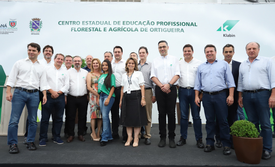O governador Carlos Massa Ratinho Junior inaugurou nesta sexta-feira (31) a primeira escola técnica de operação florestal do Brasil, em Ortigueira, nos Campos Gerais. O Centro Estadual de Educação Profissional Florestal e Agrícola é fruto de uma parceria entre o Governo do Estado, a Klabin e a prefeitura. O investimento total foi de R$ 35 milhões, sendo R$ 12 milhões repassados pela Secretaria da Educação e do Esporte. Foto: José Fernando Ogura/AEN