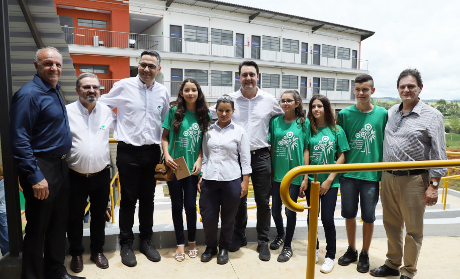 O governador Carlos Massa Ratinho Junior inaugurou nesta sexta-feira (31) a primeira escola técnica de operação florestal do Brasil, em Ortigueira, nos Campos Gerais. O Centro Estadual de Educação Profissional Florestal e Agrícola é fruto de uma parceria entre o Governo do Estado, a Klabin e a prefeitura. O investimento total foi de R$ 35 milhões, sendo R$ 12 milhões repassados pela Secretaria da Educação e do Esporte. Foto: José Fernando Ogura/AEN