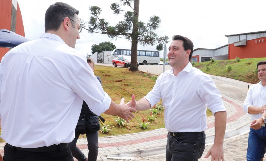 O governador Carlos Massa Ratinho Junior inaugurou nesta sexta-feira (31) a primeira escola técnica de operação florestal do Brasil, em Ortigueira, nos Campos Gerais. O Centro Estadual de Educação Profissional Florestal e Agrícola é fruto de uma parceria entre o Governo do Estado, a Klabin e a prefeitura. O investimento total foi de R$ 35 milhões, sendo R$ 12 milhões repassados pela Secretaria da Educação e do Esporte.