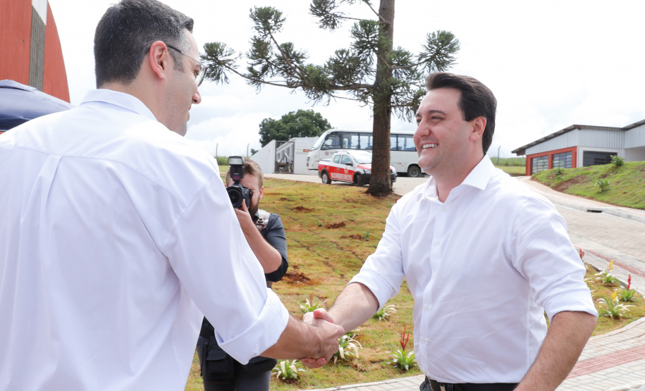 O governador Carlos Massa Ratinho Junior inaugurou nesta sexta-feira (31) a primeira escola técnica de operação florestal do Brasil, em Ortigueira, nos Campos Gerais. O Centro Estadual de Educação Profissional Florestal e Agrícola é fruto de uma parceria entre o Governo do Estado, a Klabin e a prefeitura. O investimento total foi de R$ 35 milhões, sendo R$ 12 milhões repassados pela Secretaria da Educação e do Esporte.