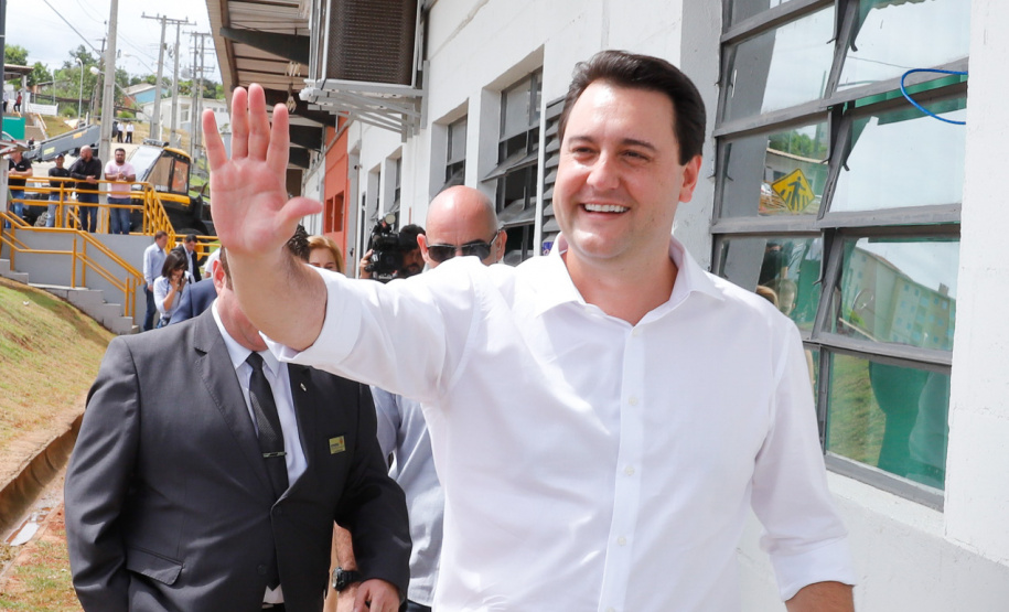 O governador Carlos Massa Ratinho Junior inaugurou nesta sexta-feira (31) a primeira escola técnica de operação florestal do Brasil, em Ortigueira, nos Campos Gerais. O Centro Estadual de Educação Profissional Florestal e Agrícola é fruto de uma parceria entre o Governo do Estado, a Klabin e a prefeitura. O investimento total foi de R$ 35 milhões, sendo R$ 12 milhões repassados pela Secretaria da Educação e do Esporte.