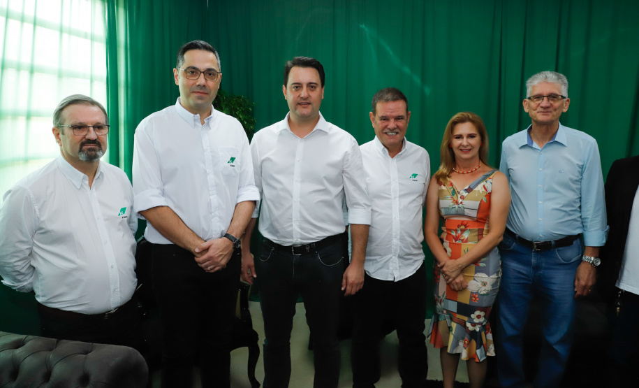 O governador Carlos Massa Ratinho Junior inaugurou nesta sexta-feira (31) a primeira escola técnica de operação florestal do Brasil, em Ortigueira, nos Campos Gerais. O Centro Estadual de Educação Profissional Florestal e Agrícola é fruto de uma parceria entre o Governo do Estado, a Klabin e a prefeitura. O investimento total foi de R$ 35 milhões, sendo R$ 12 milhões repassados pela Secretaria da Educação e do Esporte.