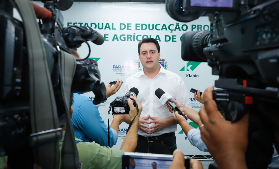 O governador Carlos Massa Ratinho Junior inaugurou nesta sexta-feira (31) a primeira escola técnica de operação florestal do Brasil, em Ortigueira, nos Campos Gerais. O Centro Estadual de Educação Profissional Florestal e Agrícola é fruto de uma parceria entre o Governo do Estado, a Klabin e a prefeitura. O investimento total foi de R$ 35 milhões, sendo R$ 12 milhões repassados pela Secretaria da Educação e do Esporte.