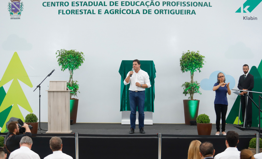 O governador Carlos Massa Ratinho Junior inaugurou nesta sexta-feira (31) a primeira escola técnica de operação florestal do Brasil, em Ortigueira, nos Campos Gerais. O Centro Estadual de Educação Profissional Florestal e Agrícola é fruto de uma parceria entre o Governo do Estado, a Klabin e a prefeitura. O investimento total foi de R$ 35 milhões, sendo R$ 12 milhões repassados pela Secretaria da Educação e do Esporte.