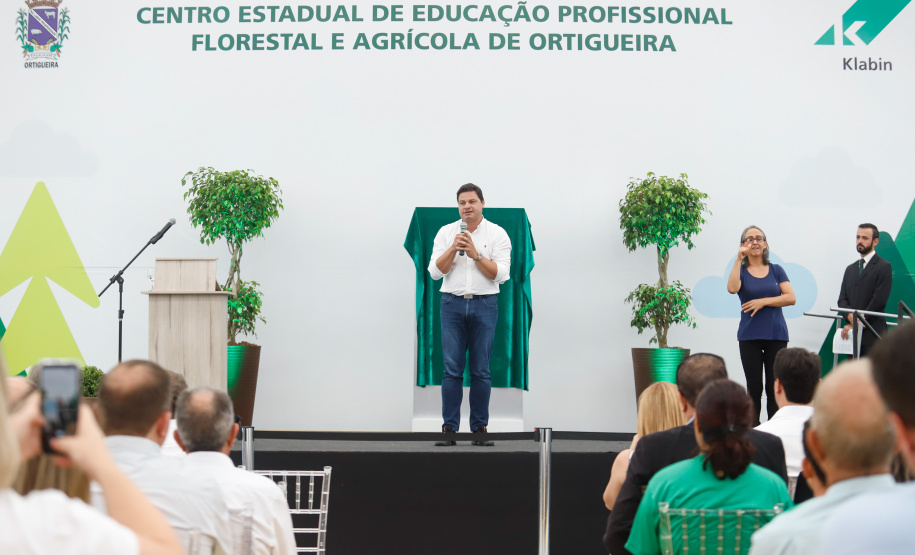 O governador Carlos Massa Ratinho Junior inaugurou nesta sexta-feira (31) a primeira escola técnica de operação florestal do Brasil, em Ortigueira, nos Campos Gerais. O Centro Estadual de Educação Profissional Florestal e Agrícola é fruto de uma parceria entre o Governo do Estado, a Klabin e a prefeitura. O investimento total foi de R$ 35 milhões, sendo R$ 12 milhões repassados pela Secretaria da Educação e do Esporte.