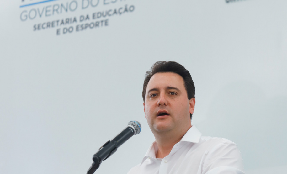 O governador Carlos Massa Ratinho Junior inaugurou nesta sexta-feira (31) a primeira escola técnica de operação florestal do Brasil, em Ortigueira, nos Campos Gerais. O Centro Estadual de Educação Profissional Florestal e Agrícola é fruto de uma parceria entre o Governo do Estado, a Klabin e a prefeitura. O investimento total foi de R$ 35 milhões, sendo R$ 12 milhões repassados pela Secretaria da Educação e do Esporte.