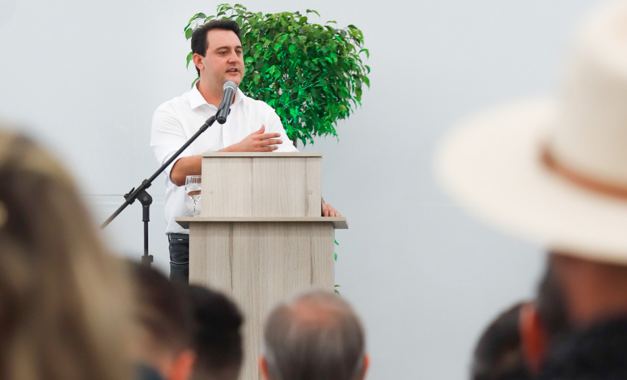 O governador Carlos Massa Ratinho Junior inaugurou nesta sexta-feira (31) a primeira escola técnica de operação florestal do Brasil, em Ortigueira, nos Campos Gerais. O Centro Estadual de Educação Profissional Florestal e Agrícola é fruto de uma parceria entre o Governo do Estado, a Klabin e a prefeitura. O investimento total foi de R$ 35 milhões, sendo R$ 12 milhões repassados pela Secretaria da Educação e do Esporte.