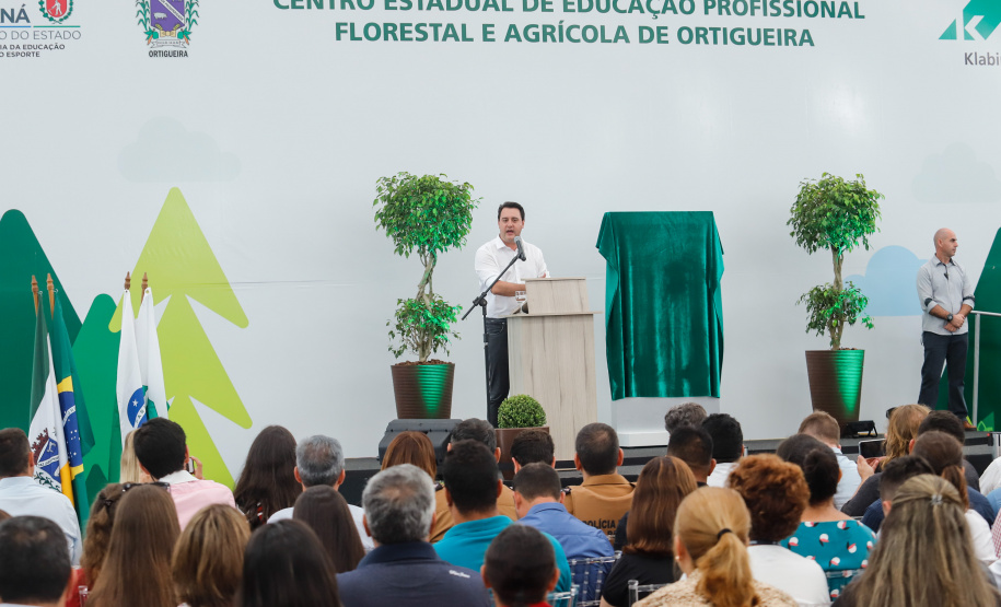 O governador Carlos Massa Ratinho Junior inaugurou nesta sexta-feira (31) a primeira escola técnica de operação florestal do Brasil, em Ortigueira, nos Campos Gerais. O Centro Estadual de Educação Profissional Florestal e Agrícola é fruto de uma parceria entre o Governo do Estado, a Klabin e a prefeitura. O investimento total foi de R$ 35 milhões, sendo R$ 12 milhões repassados pela Secretaria da Educação e do Esporte.