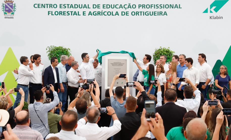 O governador Carlos Massa Ratinho Junior inaugurou nesta sexta-feira (31) a primeira escola técnica de operação florestal do Brasil, em Ortigueira, nos Campos Gerais. O Centro Estadual de Educação Profissional Florestal e Agrícola é fruto de uma parceria entre o Governo do Estado, a Klabin e a prefeitura. O investimento total foi de R$ 35 milhões, sendo R$ 12 milhões repassados pela Secretaria da Educação e do Esporte.