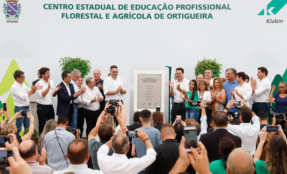 O governador Carlos Massa Ratinho Junior inaugurou nesta sexta-feira (31) a primeira escola técnica de operação florestal do Brasil, em Ortigueira, nos Campos Gerais. O Centro Estadual de Educação Profissional Florestal e Agrícola é fruto de uma parceria entre o Governo do Estado, a Klabin e a prefeitura. O investimento total foi de R$ 35 milhões, sendo R$ 12 milhões repassados pela Secretaria da Educação e do Esporte.