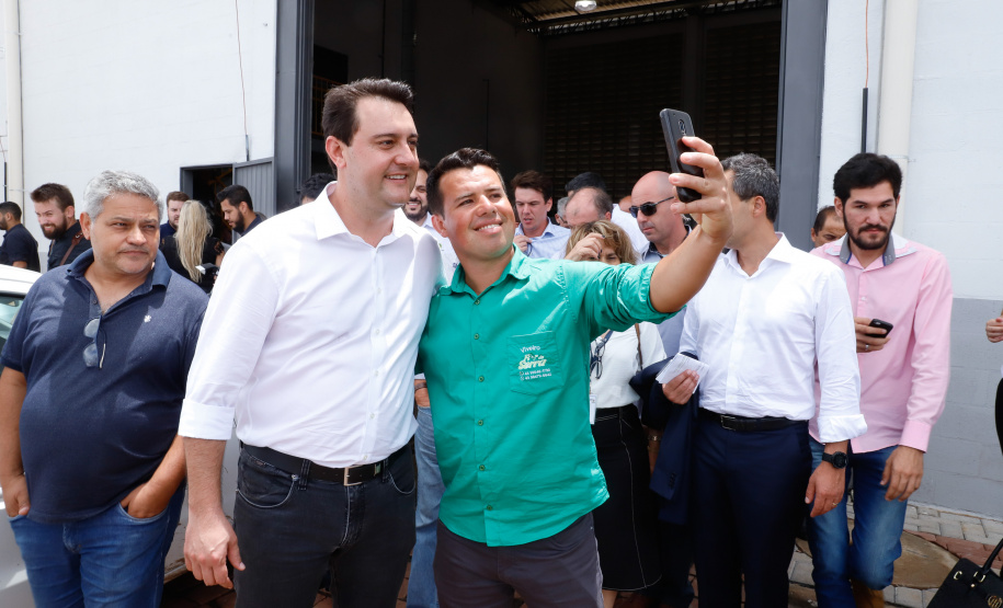 O governador Carlos Massa Ratinho Junior inaugurou nesta sexta-feira (31) a primeira escola técnica de operação florestal do Brasil, em Ortigueira, nos Campos Gerais. O Centro Estadual de Educação Profissional Florestal e Agrícola é fruto de uma parceria entre o Governo do Estado, a Klabin e a prefeitura. O investimento total foi de R$ 35 milhões, sendo R$ 12 milhões repassados pela Secretaria da Educação e do Esporte.