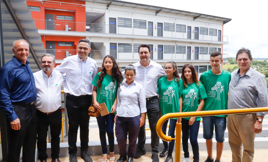 O governador Carlos Massa Ratinho Junior inaugurou nesta sexta-feira (31) a primeira escola técnica de operação florestal do Brasil, em Ortigueira, nos Campos Gerais. O Centro Estadual de Educação Profissional Florestal e Agrícola é fruto de uma parceria entre o Governo do Estado, a Klabin e a prefeitura. O investimento total foi de R$ 35 milhões, sendo R$ 12 milhões repassados pela Secretaria da Educação e do Esporte.