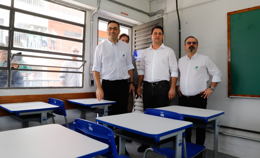 O governador Carlos Massa Ratinho Junior inaugurou nesta sexta-feira (31) a primeira escola técnica de operação florestal do Brasil, em Ortigueira, nos Campos Gerais. O Centro Estadual de Educação Profissional Florestal e Agrícola é fruto de uma parceria entre o Governo do Estado, a Klabin e a prefeitura. O investimento total foi de R$ 35 milhões, sendo R$ 12 milhões repassados pela Secretaria da Educação e do Esporte.