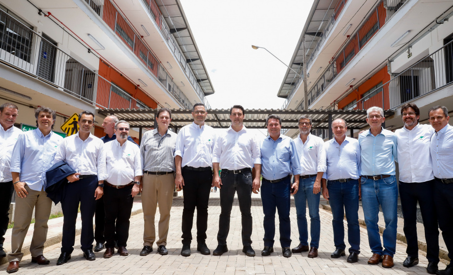 O governador Carlos Massa Ratinho Junior inaugurou nesta sexta-feira (31) a primeira escola técnica de operação florestal do Brasil, em Ortigueira, nos Campos Gerais. O Centro Estadual de Educação Profissional Florestal e Agrícola é fruto de uma parceria entre o Governo do Estado, a Klabin e a prefeitura. O investimento total foi de R$ 35 milhões, sendo R$ 12 milhões repassados pela Secretaria da Educação e do Esporte.