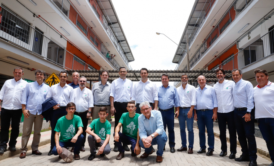 O governador Carlos Massa Ratinho Junior inaugurou nesta sexta-feira (31) a primeira escola técnica de operação florestal do Brasil, em Ortigueira, nos Campos Gerais. O Centro Estadual de Educação Profissional Florestal e Agrícola é fruto de uma parceria entre o Governo do Estado, a Klabin e a prefeitura. O investimento total foi de R$ 35 milhões, sendo R$ 12 milhões repassados pela Secretaria da Educação e do Esporte.