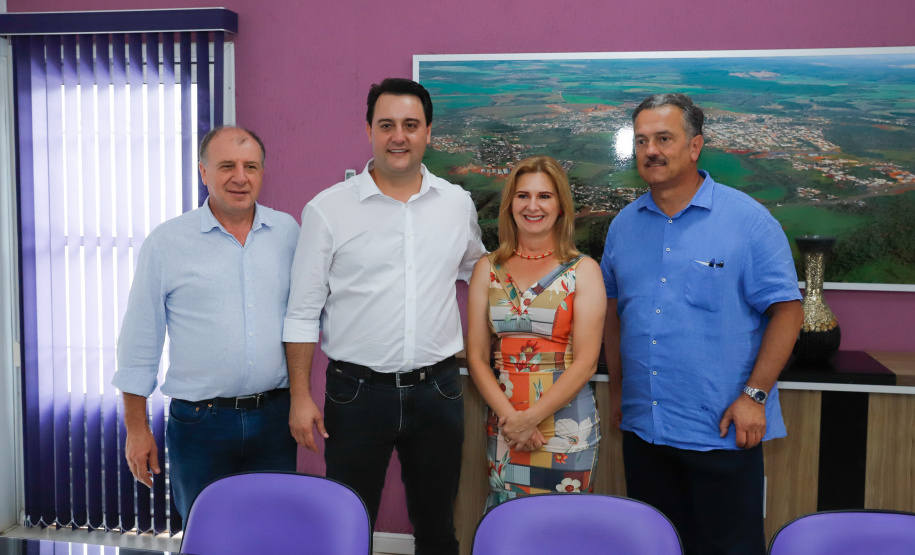 O governador Carlos Massa Ratinho Junior inaugurou nesta sexta-feira (31) a primeira escola técnica de operação florestal do Brasil, em Ortigueira, nos Campos Gerais. O Centro Estadual de Educação Profissional Florestal e Agrícola é fruto de uma parceria entre o Governo do Estado, a Klabin e a prefeitura. O investimento total foi de R$ 35 milhões, sendo R$ 12 milhões repassados pela Secretaria da Educação e do Esporte.