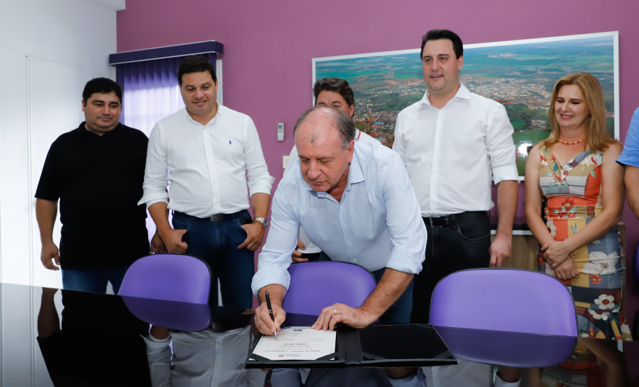 O governador Carlos Massa Ratinho Junior inaugurou nesta sexta-feira (31) a primeira escola técnica de operação florestal do Brasil, em Ortigueira, nos Campos Gerais. O Centro Estadual de Educação Profissional Florestal e Agrícola é fruto de uma parceria entre o Governo do Estado, a Klabin e a prefeitura. O investimento total foi de R$ 35 milhões, sendo R$ 12 milhões repassados pela Secretaria da Educação e do Esporte.
