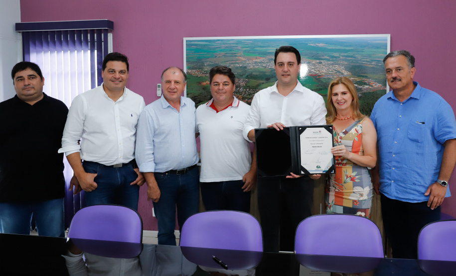 O governador Carlos Massa Ratinho Junior inaugurou nesta sexta-feira (31) a primeira escola técnica de operação florestal do Brasil, em Ortigueira, nos Campos Gerais. O Centro Estadual de Educação Profissional Florestal e Agrícola é fruto de uma parceria entre o Governo do Estado, a Klabin e a prefeitura. O investimento total foi de R$ 35 milhões, sendo R$ 12 milhões repassados pela Secretaria da Educação e do Esporte.