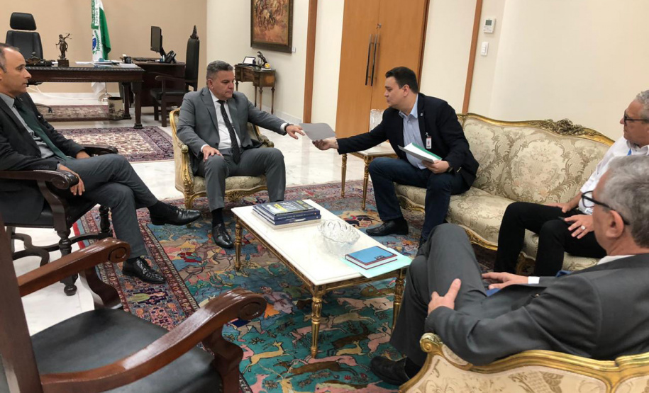 O Governo do Estado propôs ao Tribunal de Justiça do Paraná medida para tornar mais rápida a informação sobre medidas protetivas concedidas a servidoras estaduais. Nesta sexta-feira (31), o controlador-geral do Estado, Raul Siqueira, entregou a sugestão de parceria para reduzir a burocracia na solicitação de ocultação de dados no Portal da Transparência e assim reduzir a exposição de vítimas sob risco de violência doméstica. Foto: CGE