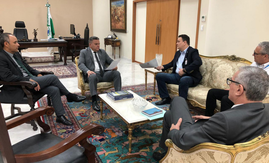 O Governo do Estado propôs ao Tribunal de Justiça do Paraná medida para tornar mais rápida a informação sobre medidas protetivas concedidas a servidoras estaduais. Nesta sexta-feira (31), o controlador-geral do Estado, Raul Siqueira, entregou a sugestão de parceria para reduzir a burocracia na solicitação de ocultação de dados no Portal da Transparência e assim reduzir a exposição de vítimas sob risco de violência doméstica. Foto: CGE