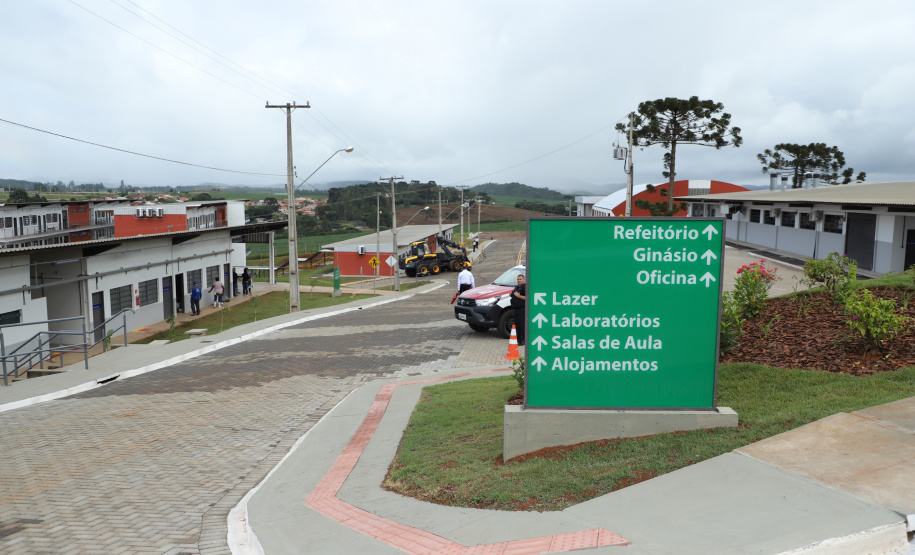 O Centro Estadual de Educação Profissional Florestal e Agrícola, inaugurado nesta sexta-feira (31) em Ortigueira, é mais um capítulo da história da parceria estratégica entre o Governo do Estado e a fabricante de celulose Klabin. A associação de forças envolve investimentos em infraestrutura nos Campos Gerais, geração de emprego, capacitação e ampliação da capacidade de exportação. Foto: José Fernando Ogura/AEN