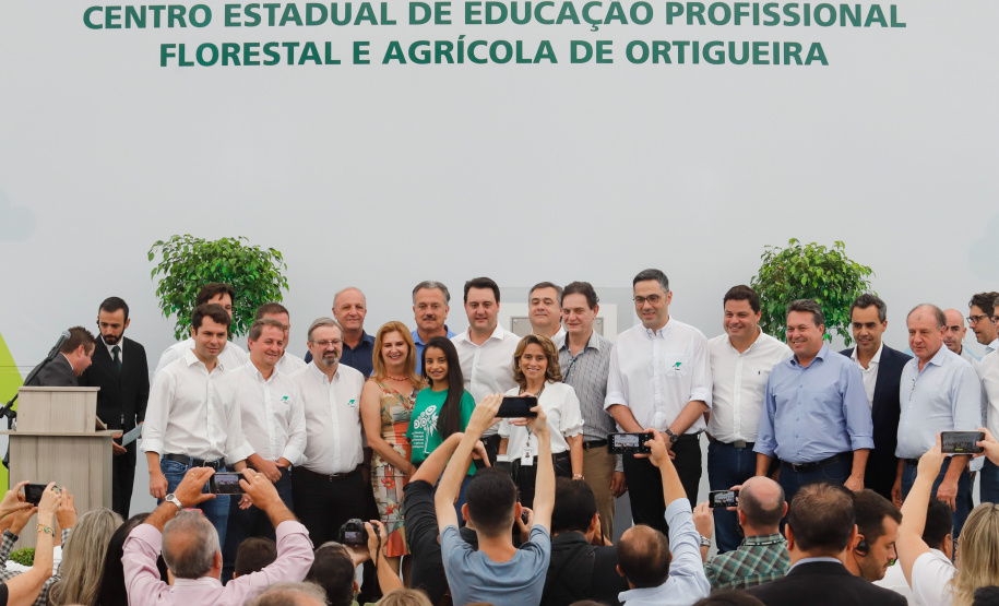 O Centro Estadual de Educação Profissional Florestal e Agrícola, inaugurado nesta sexta-feira (31) em Ortigueira, é mais um capítulo da história da parceria estratégica entre o Governo do Estado e a fabricante de celulose Klabin. A associação de forças envolve investimentos em infraestrutura nos Campos Gerais, geração de emprego, capacitação e ampliação da capacidade de exportação.