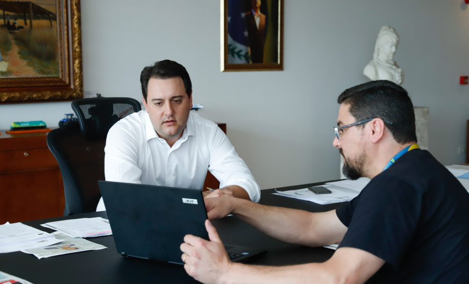 Governador Carlos Massa Ratinho Junior recebe o presidente da Celepar, Leandro Moura.