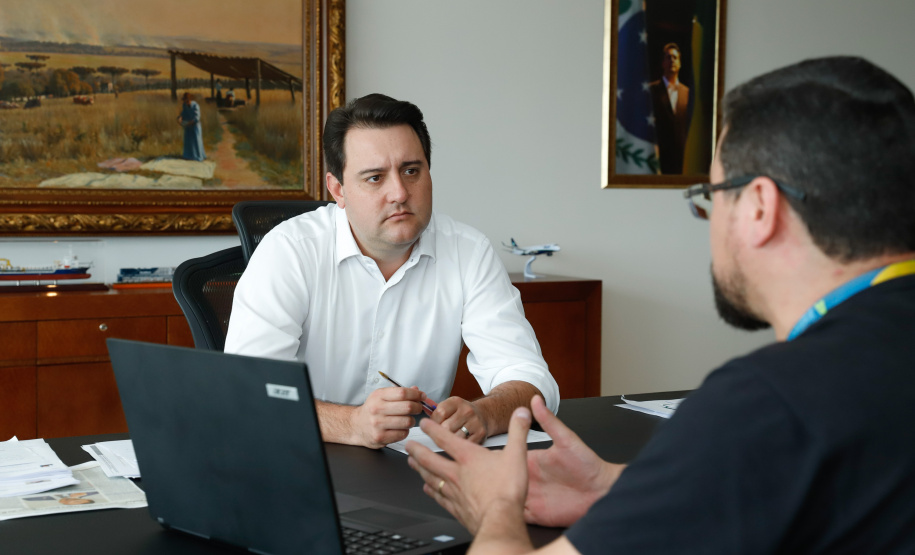 Governador Carlos Massa Ratinho Junior recebe o presidente da Celepar, Leandro Moura.