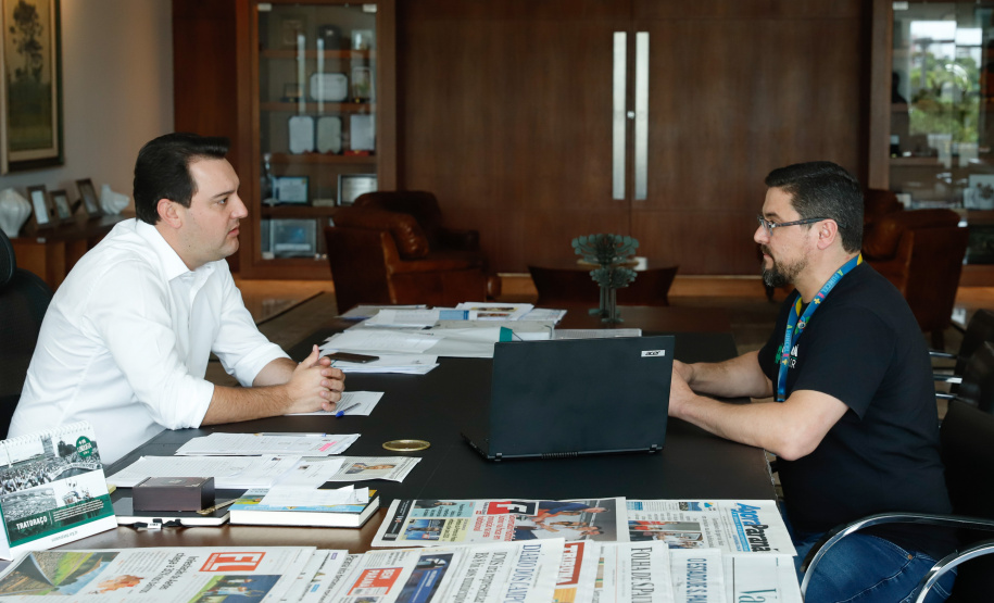 Governador Carlos Massa Ratinho Junior recebe o presidente da Celepar, Leandro Moura.