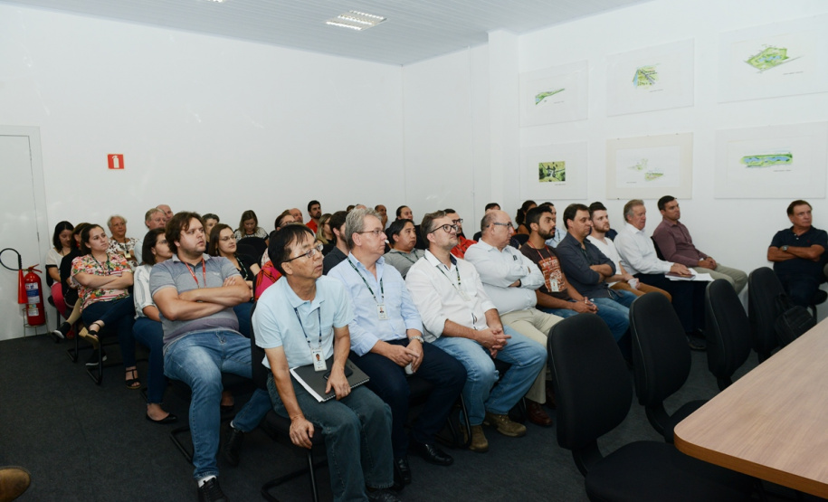 Cohapar e SEIL realizam seminário sobre a metodologia BIM A Cohapar e a Secretaria de Estado de Infraestrutura e Logística (SEIL) promoveram um seminário sobre a plataforma BIM na sede da companhia, em Curitiba, nesta quinta-feira (30). Cerca de 50 profissionais das áreas de engenharia, arquitetura, tecnologia da informação e regularização fundiária participaram do encontro, que teve o intuito de fomentar e ampliar o conhecimento dos funcionários sobre a metodologia.