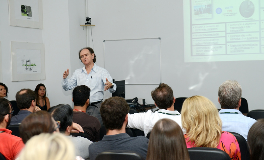 Cohapar e SEIL realizam seminário sobre a metodologia BIM A Cohapar e a Secretaria de Estado de Infraestrutura e Logística (SEIL) promoveram um seminário sobre a plataforma BIM na sede da companhia, em Curitiba, nesta quinta-feira (30). Cerca de 50 profissionais das áreas de engenharia, arquitetura, tecnologia da informação e regularização fundiária participaram do encontro, que teve o intuito de fomentar e ampliar o conhecimento dos funcionários sobre a metodologia.